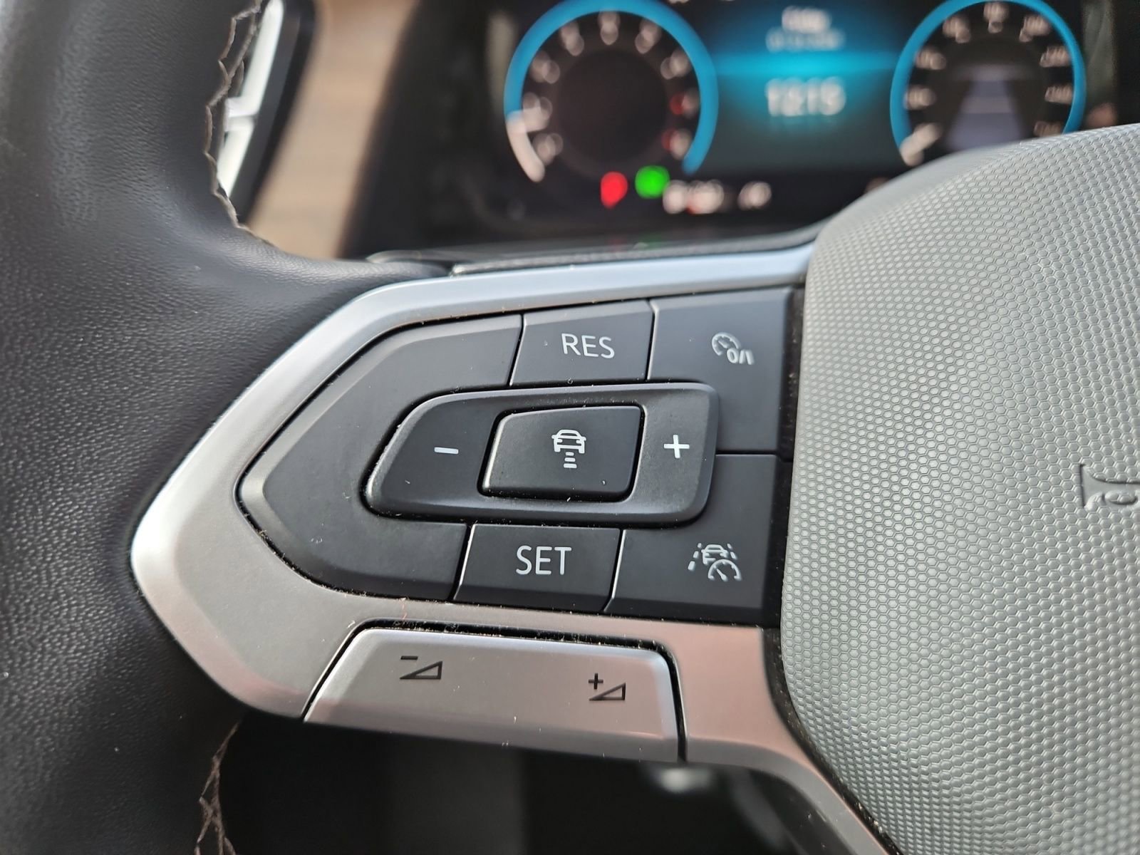 Used 2024 Volkswagen Atlas SE image 25