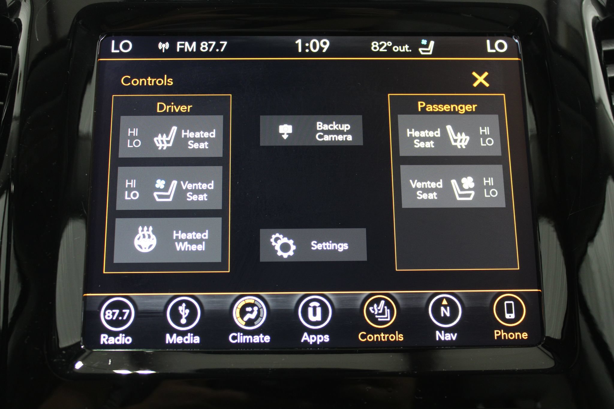Used 2019 Jeep Cherokee Overland w/ Technology Group AWD/4WD image 38