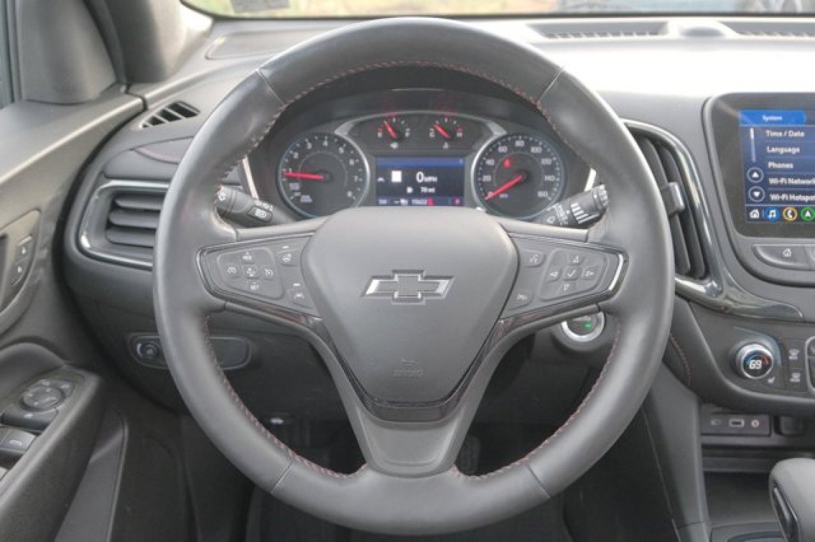 Used 2022 Chevrolet Equinox RS w/ Infotainment Package image 18