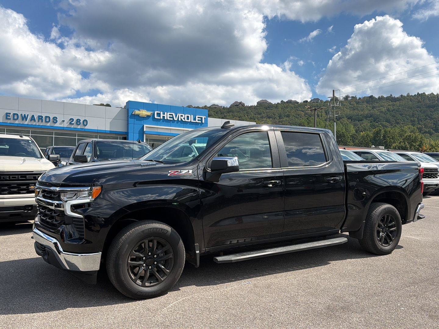 Used 2024 Chevrolet Silverado 1500 LT w/ Z71 Off-Road Package AWD/4WD image 1