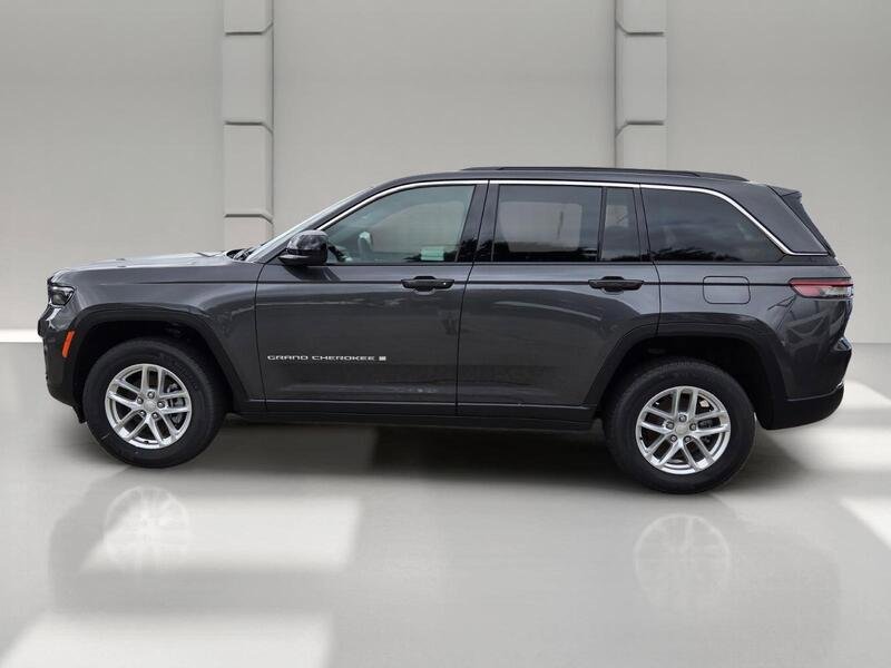 Used 2026 Jeep Grand Cherokee Laredo AWD/4WD image 2