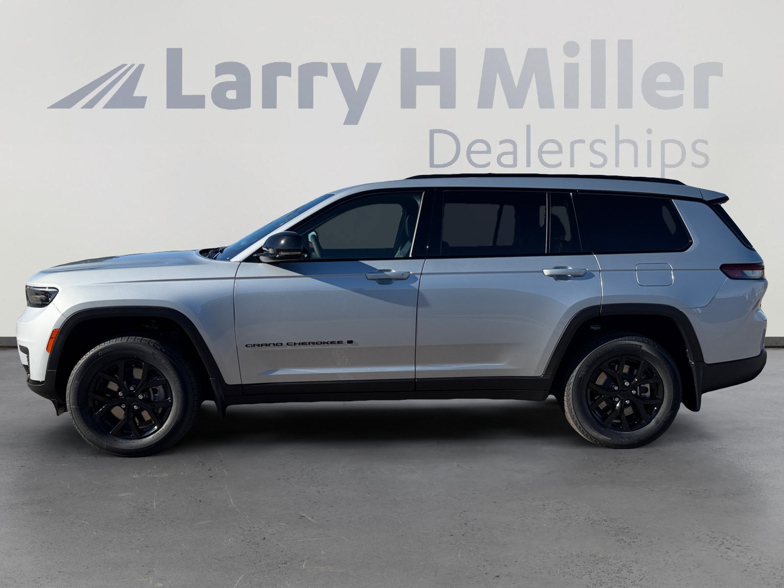 New 2025 Jeep Grand Cherokee L Altitude AWD/4WD image 3
