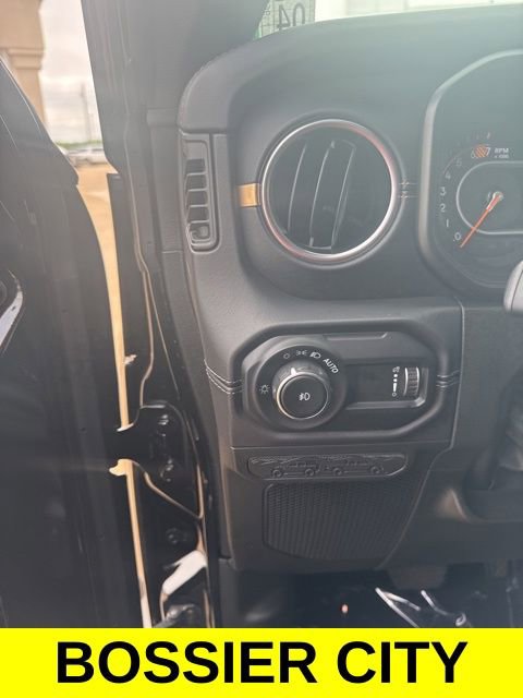 Used 2024 Jeep Wrangler Unlimited Sahara w/ Safety Group AWD/4WD image 11