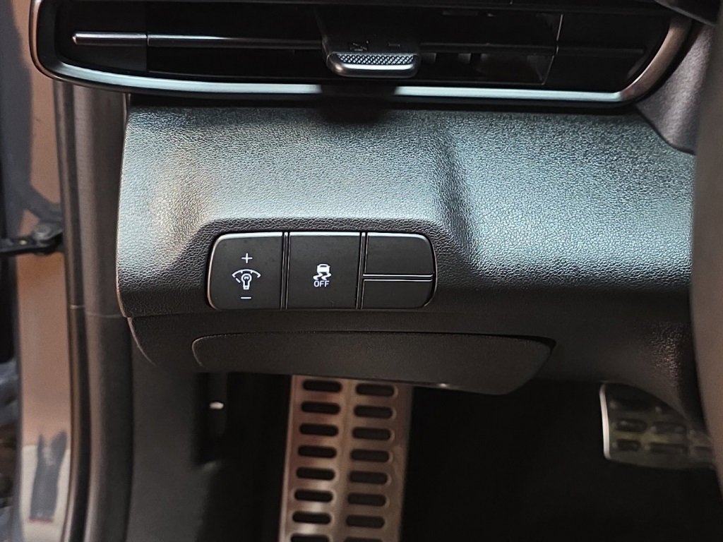 Used 2025 Hyundai Elantra Sport image 11