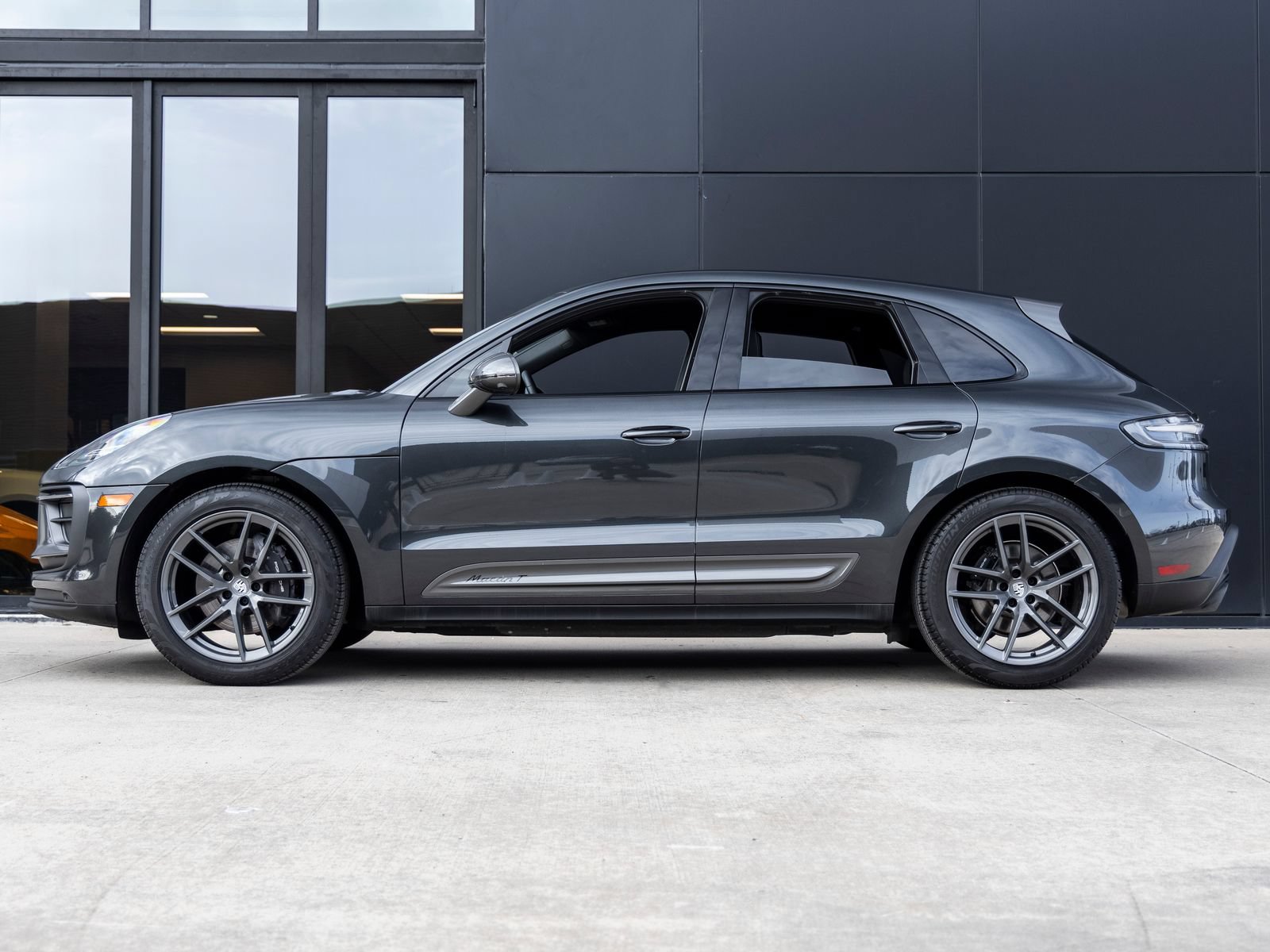 Certified 2025 Porsche Macan Turbo AWD/4WD image 2
