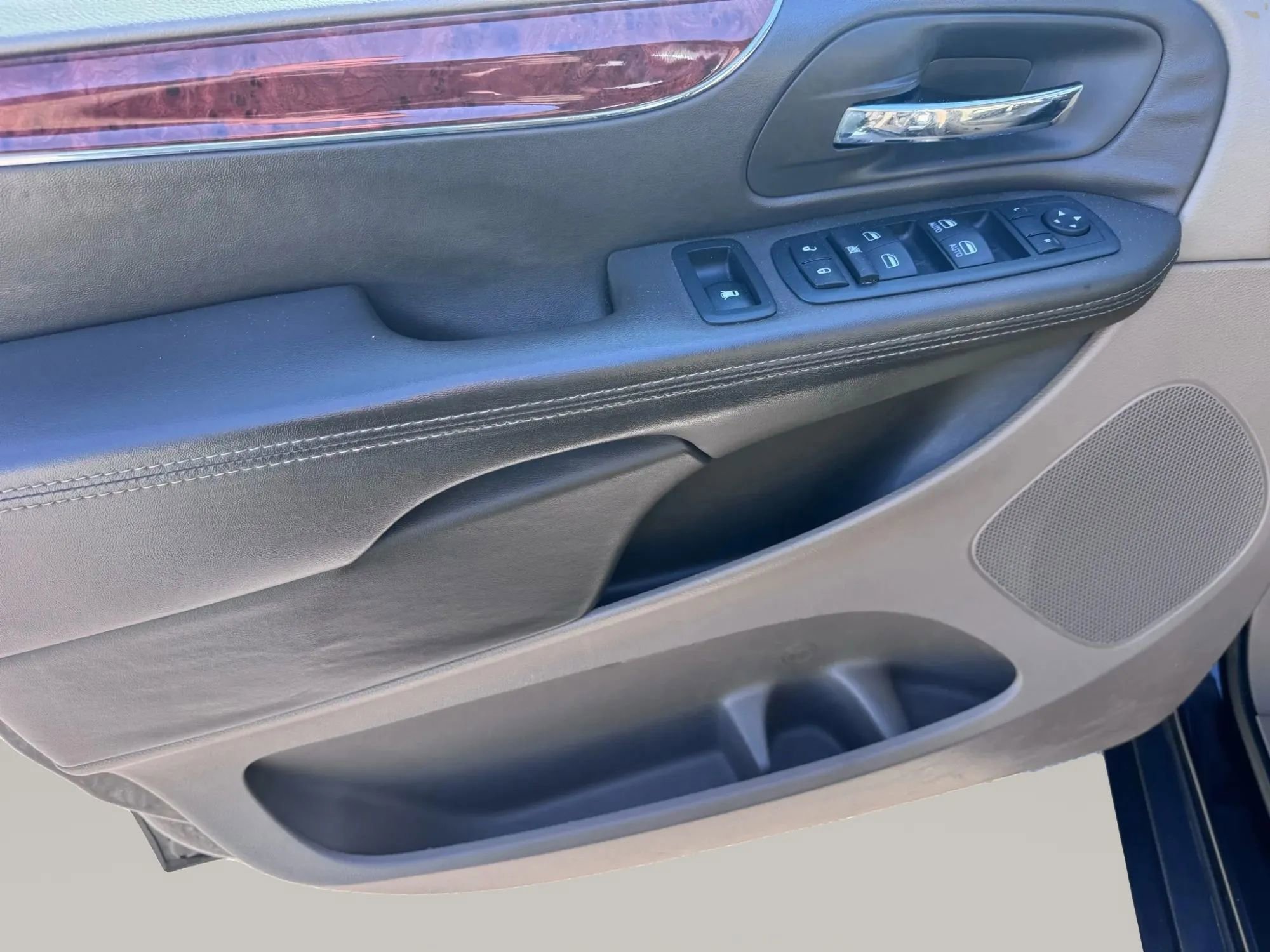 Used 2014 Chrysler Town & Country Touring-L w/ Driver Convenience Group FWD image 27