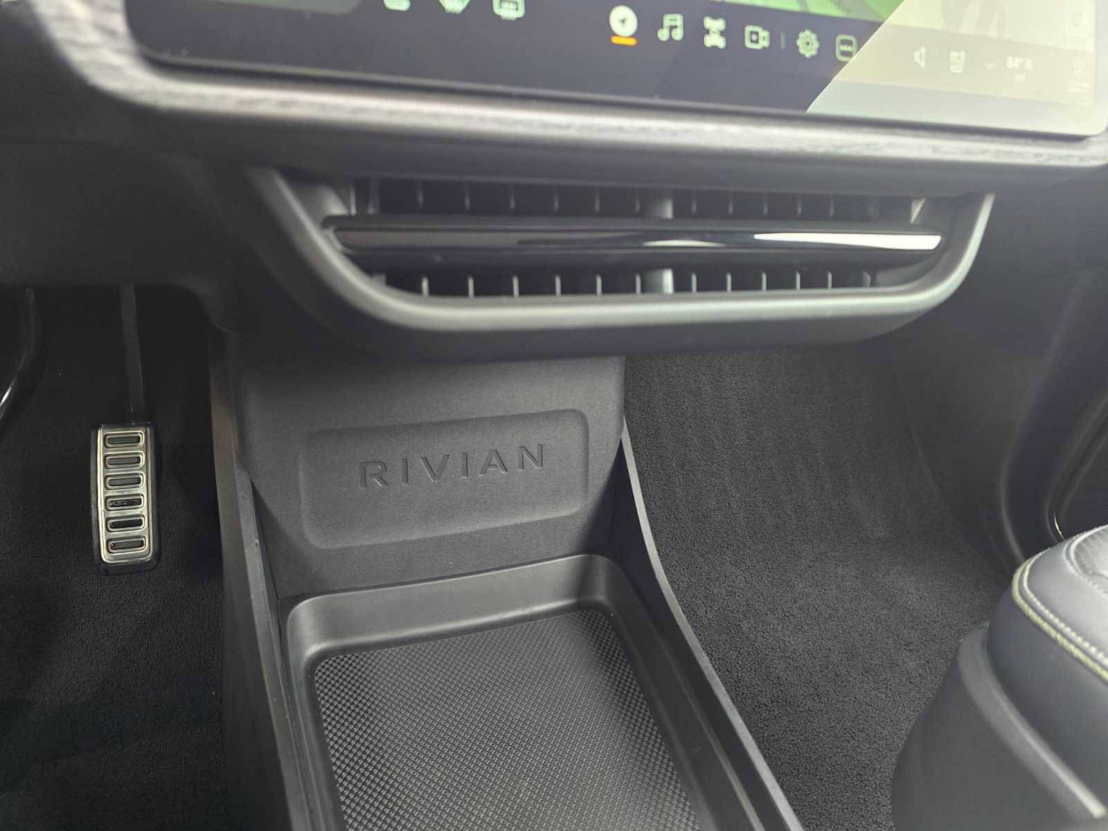 Used 2023 Rivian R1S Adventure image 30