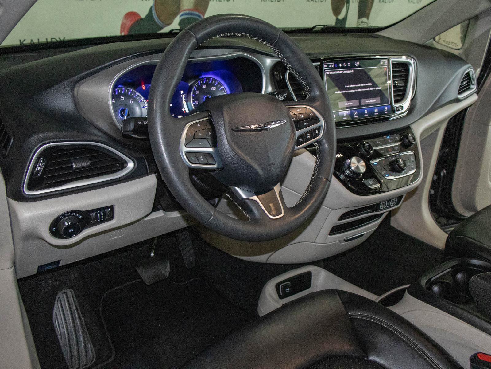 Used 2023 Chrysler Pacifica Touring-L FWD image 5