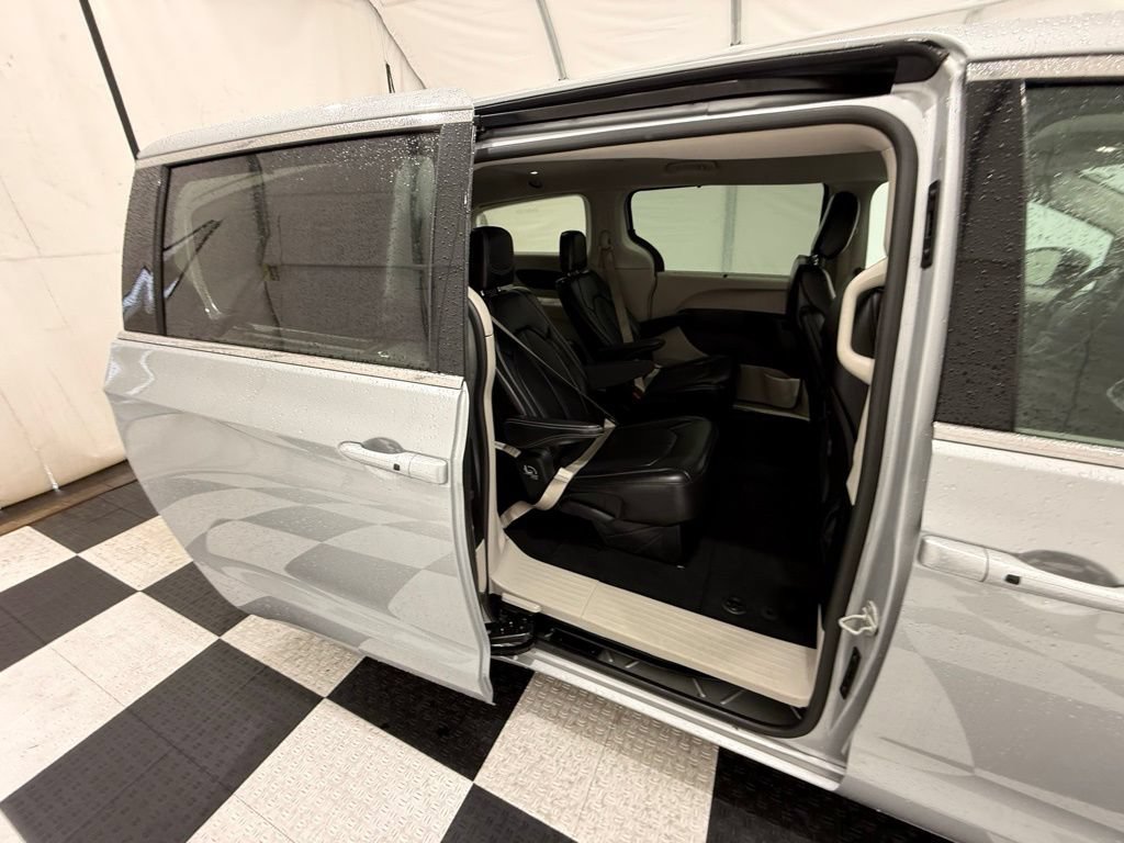Used 2024 Chrysler Pacifica Touring-L FWD image 27