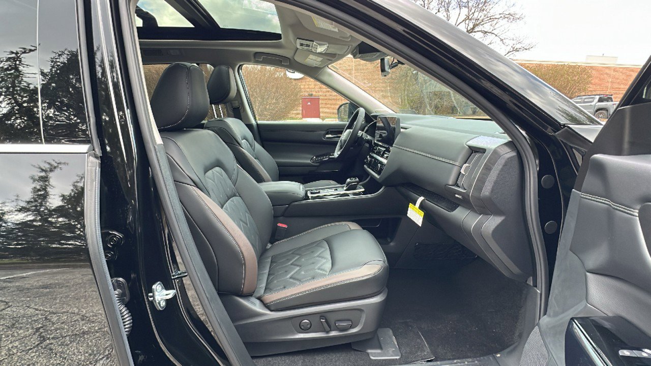 New 2026 Nissan Pathfinder Platinum image 9