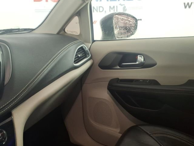 Used 2022 Chrysler Pacifica Touring-L image 22