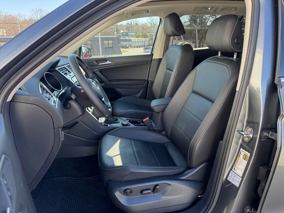 Used 2021 Volkswagen Tiguan SE image 34