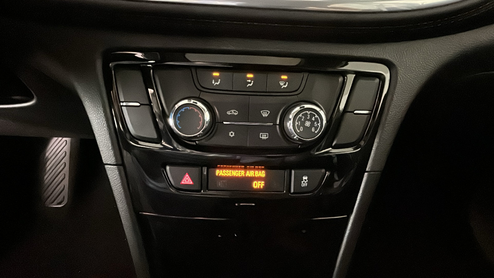 Used 2019 Buick Encore Sport Touring w/ Safety Package AWD/4WD image 26