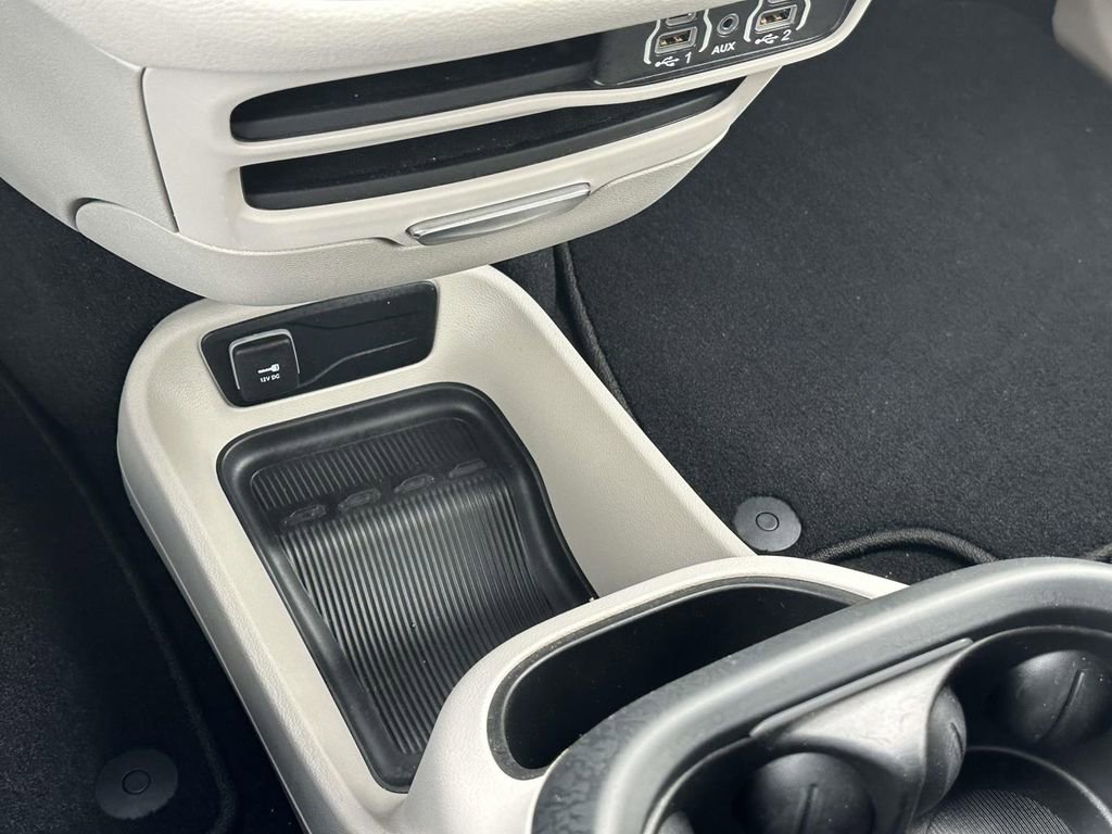Used 2023 Chrysler Pacifica Touring-L image 28