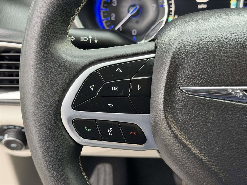 Used 2024 Chrysler Pacifica Touring-L image 11