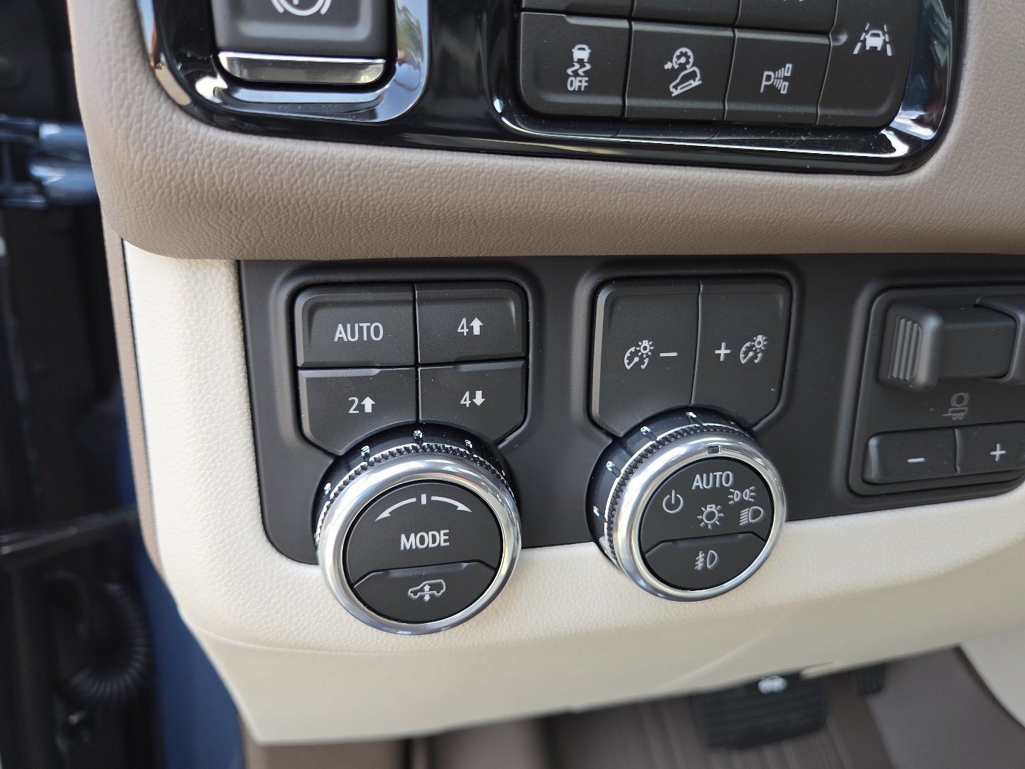 New 2026 GMC Yukon Denali w/ Denali Reserve Package AWD/4WD image 6