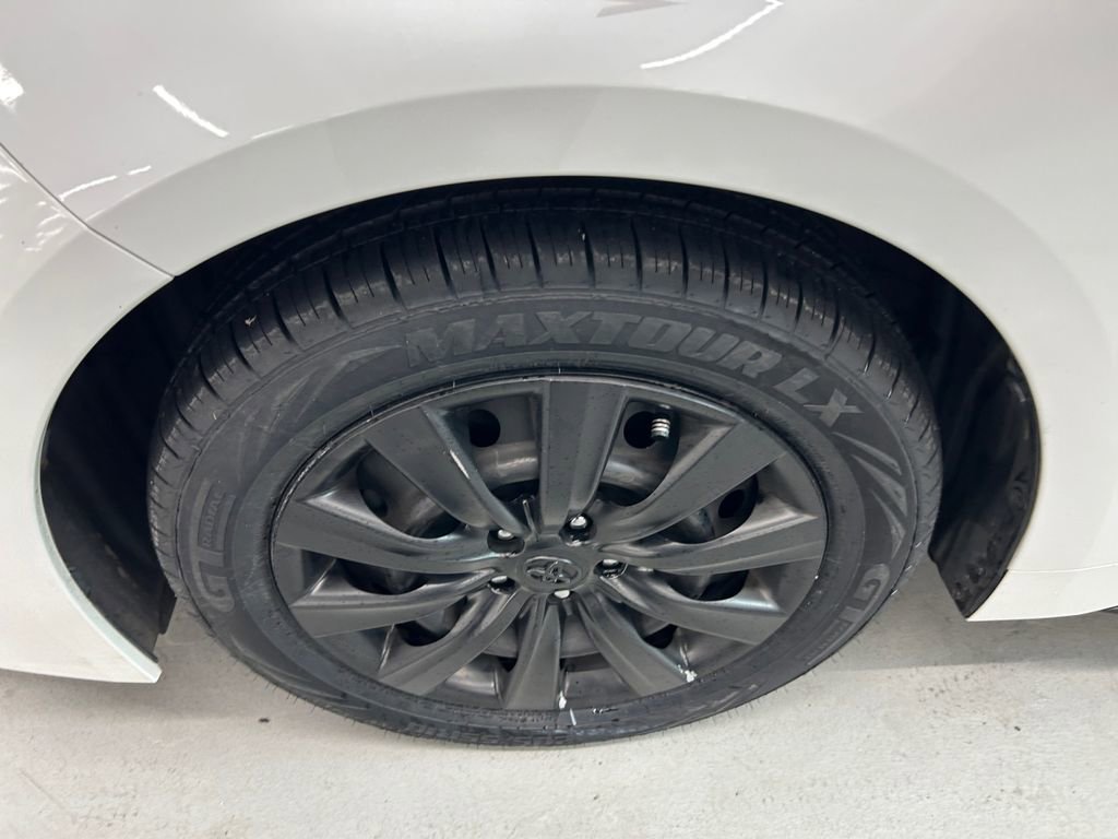 Used 2024 Toyota Corolla SE FWD image 3