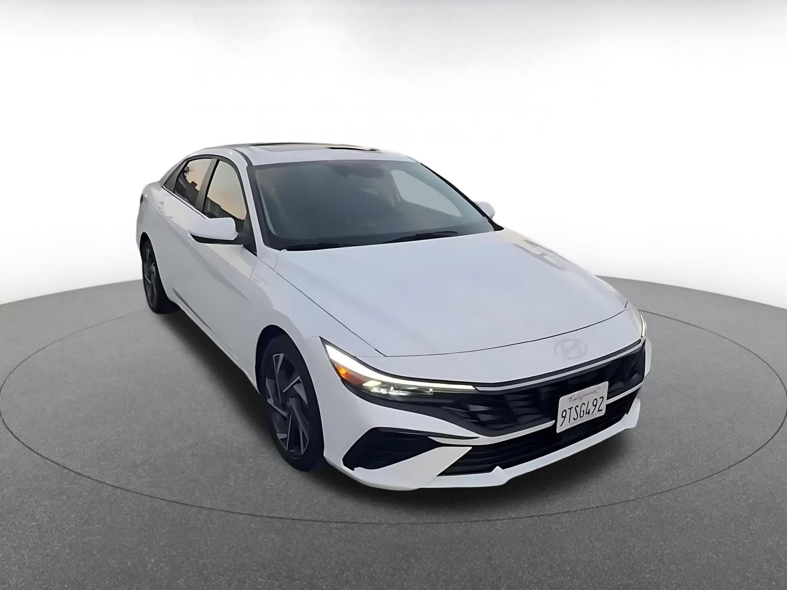 Used 2025 Hyundai Elantra SEL image 3