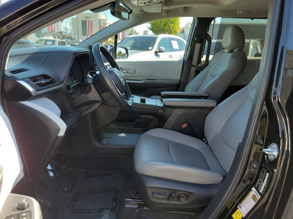 Used 2025 Toyota Sienna XLE FWD image 22