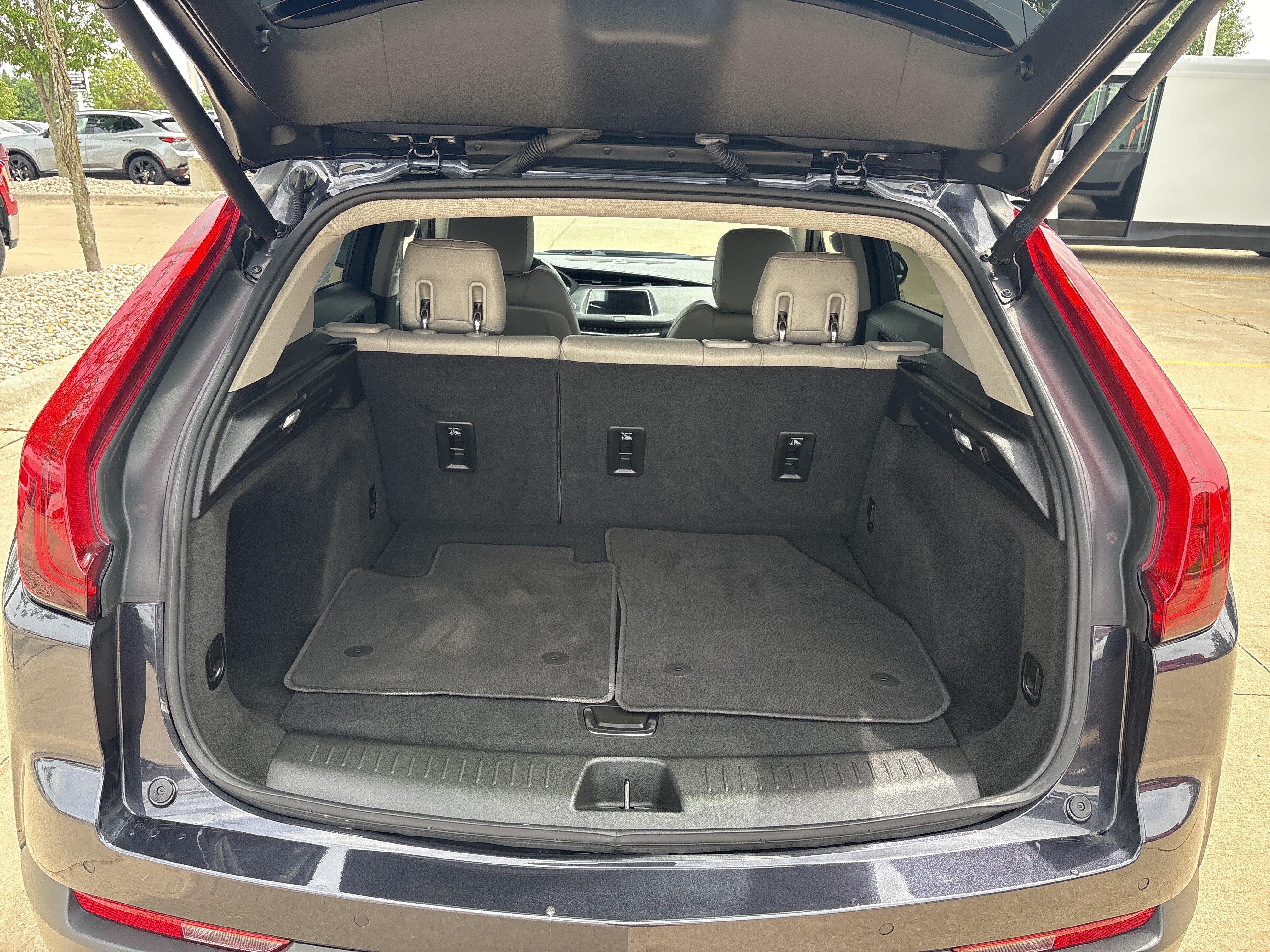 Used 2022 Cadillac XT4 Luxury w/ Cold Weather Package AWD/4WD image 12