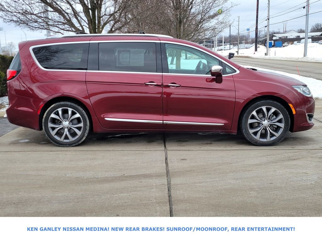 Used 2017 Chrysler Pacifica Limited image 2