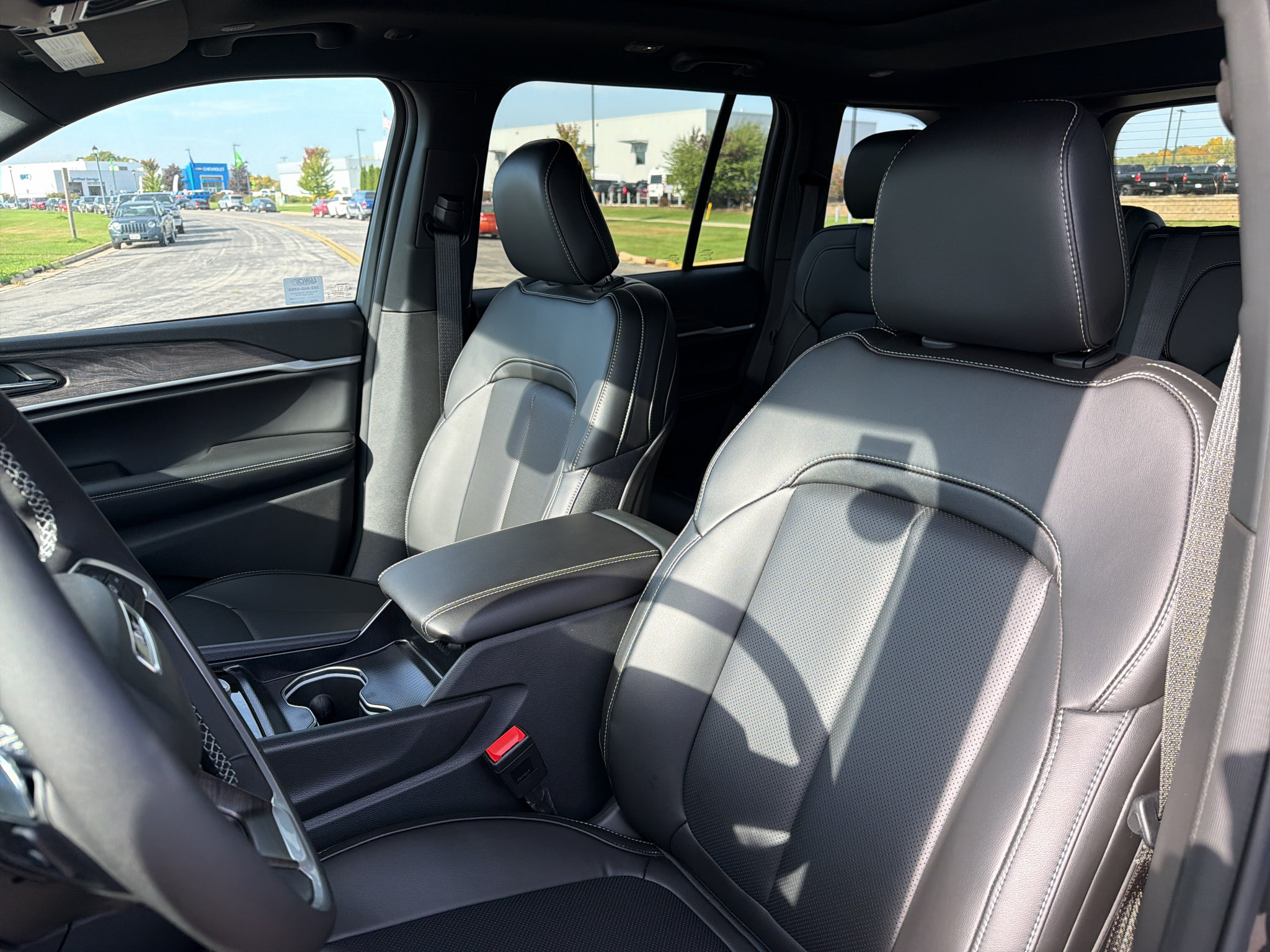 New 2026 Jeep Grand Cherokee Limited w/ Luxury Tech Group II AWD/4WD image 16