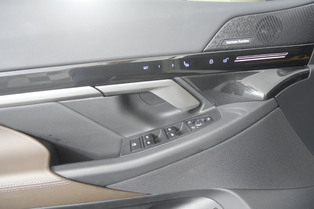 Used 2024 BMW 530i w/ Convenience Package RWD image 8