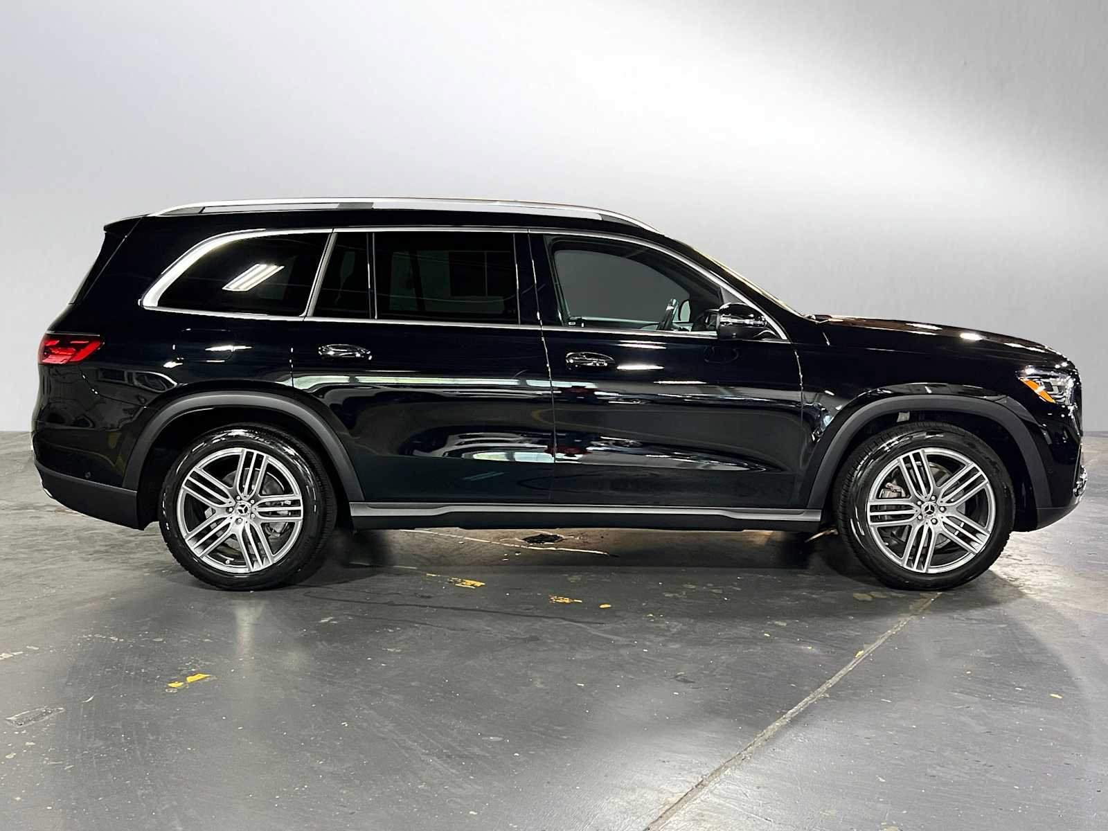 Used 2025 Mercedes-Benz GLS 450 4MATIC image 2
