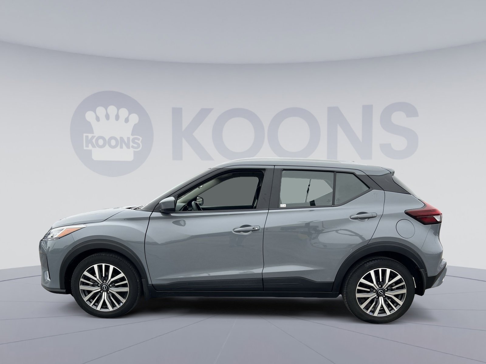 Used 2023 Nissan Kicks SV image 2