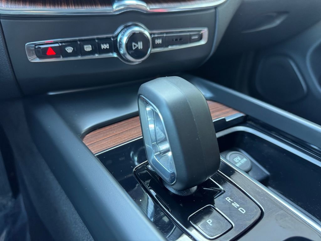 Certified 2023 Volvo XC60 B5 Plus AWD/4WD image 16
