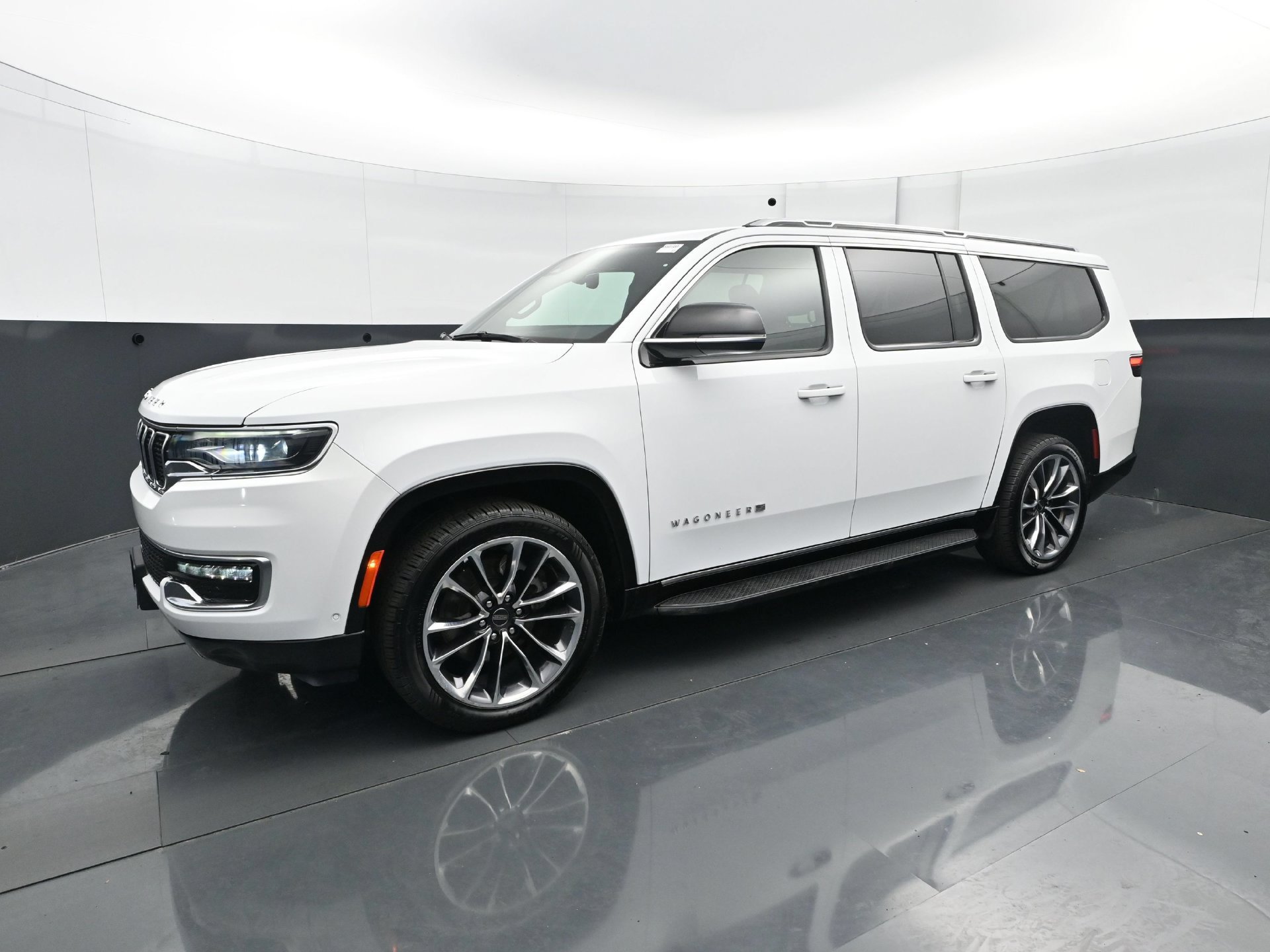 Used 2023 Jeep Wagoneer L Series II w/ Premium Group I AWD/4WD image 2