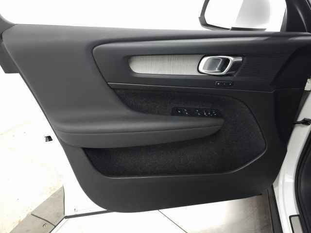 Certified 2025 Volvo XC40 B5 Core image 16