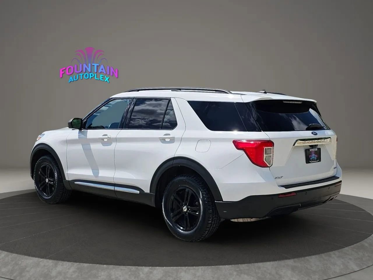 Used 2021 Ford Explorer XLT AWD/4WD image 3