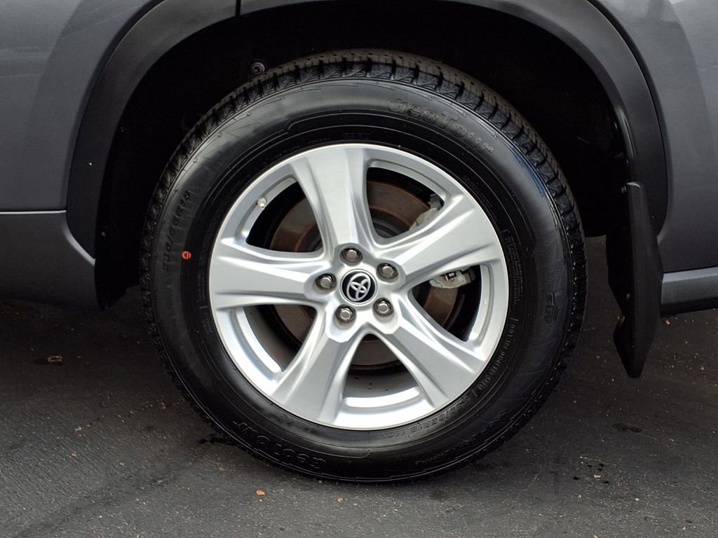 Used 2023 Toyota Highlander L image 4