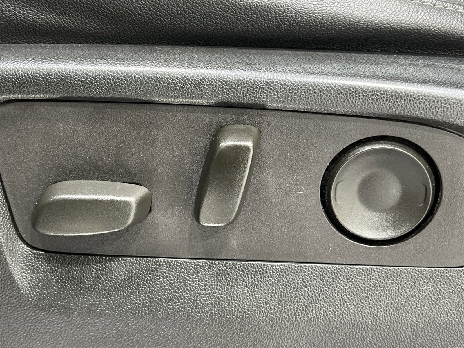 Used 2022 Chevrolet Silverado 1500 LTZ w/ Z71 Off-Road Package image 12