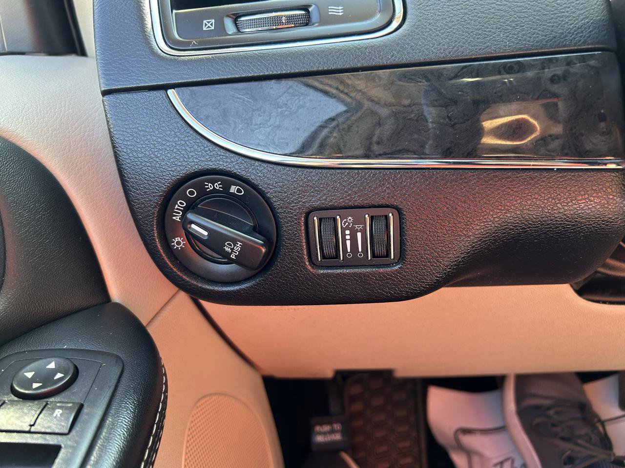 Used 2016 Chrysler Town & Country Touring FWD image 25