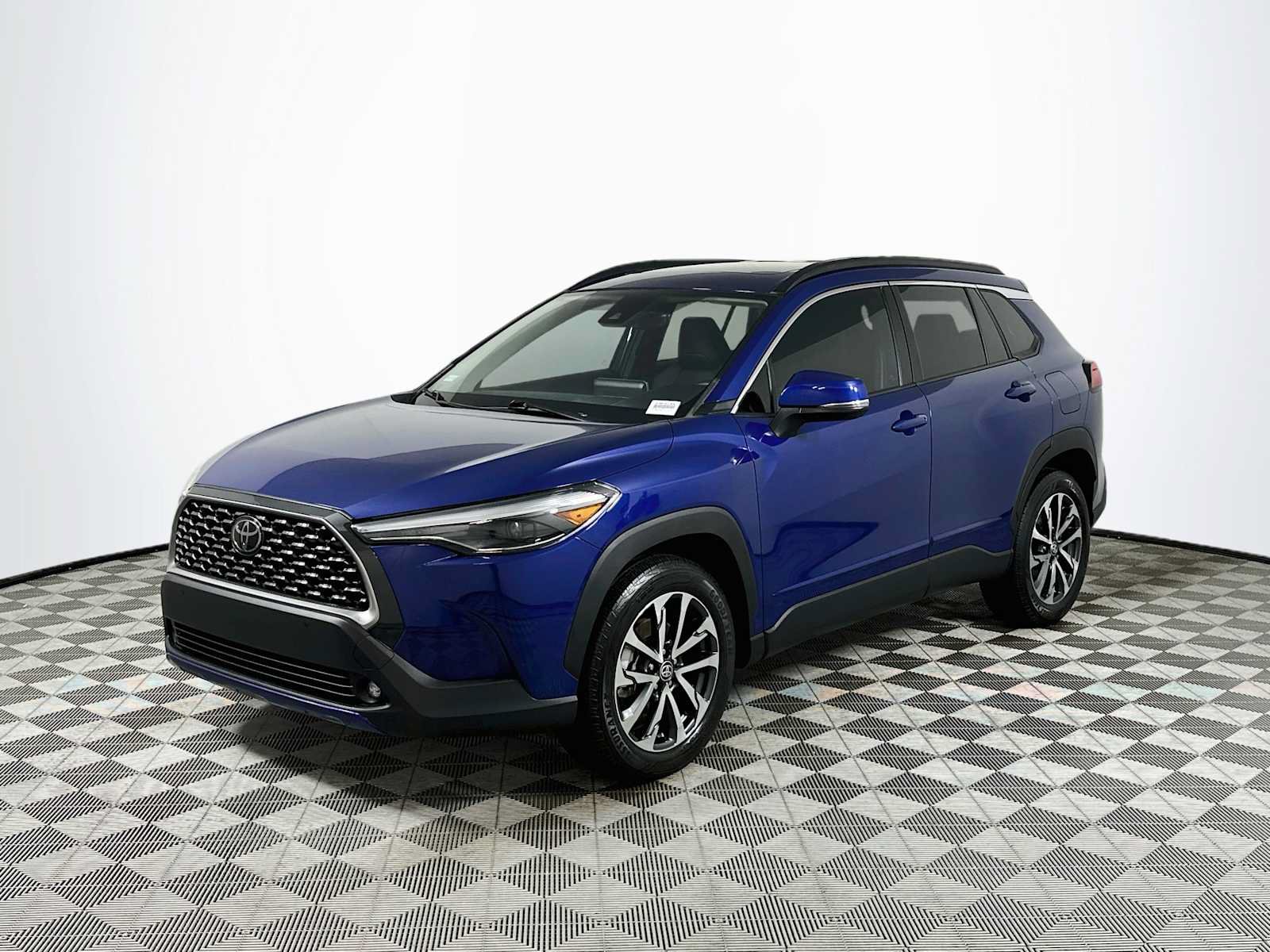 Used 2022 Toyota Corolla Cross XLE w/ Convenience Package FWD image 3