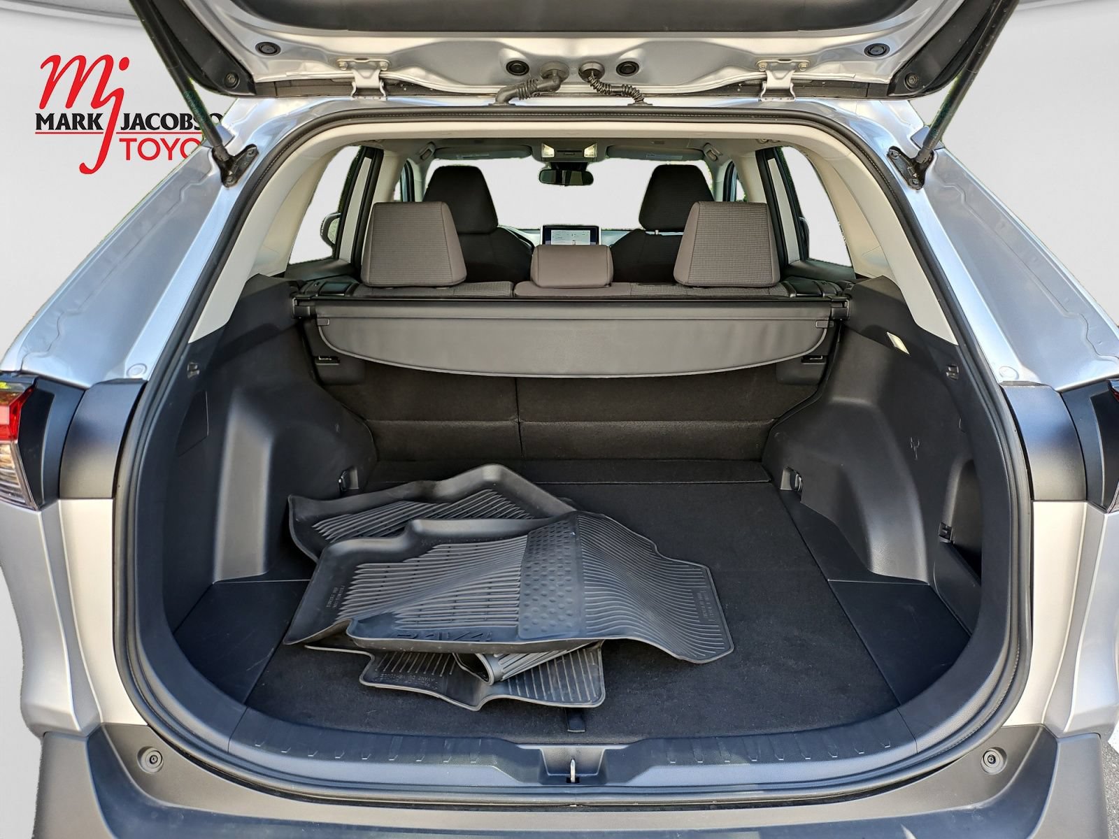 Used 2025 Toyota RAV4 LE FWD image 19