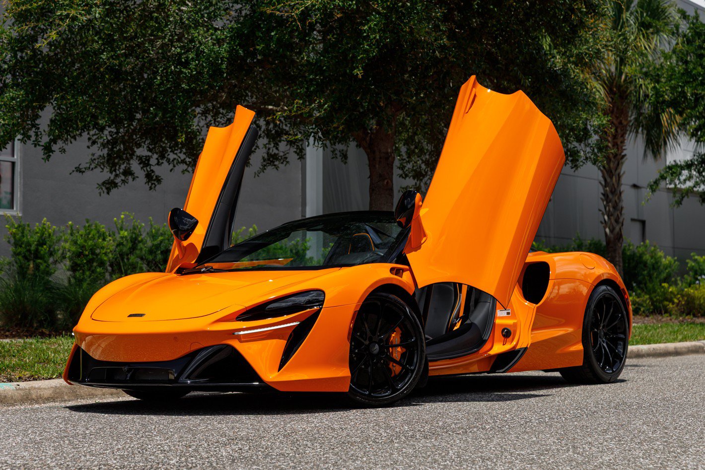 Used 2025 McLaren Artura Spider RWD image 34