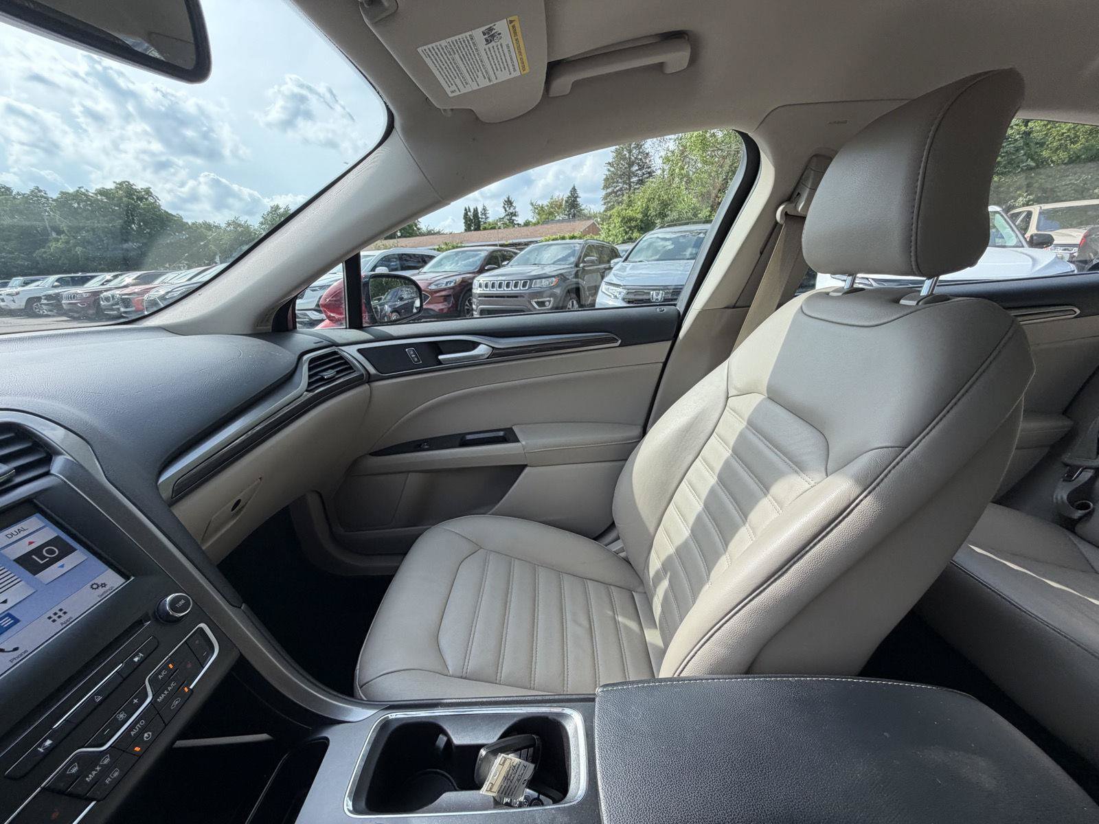 Used 2017 Ford Fusion SE w/ Fusion SE Technology Package FWD image 20