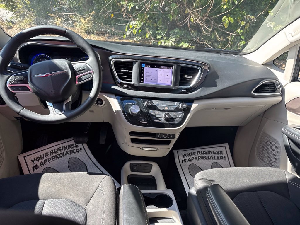 Used 2022 Chrysler Voyager LX FWD image 3