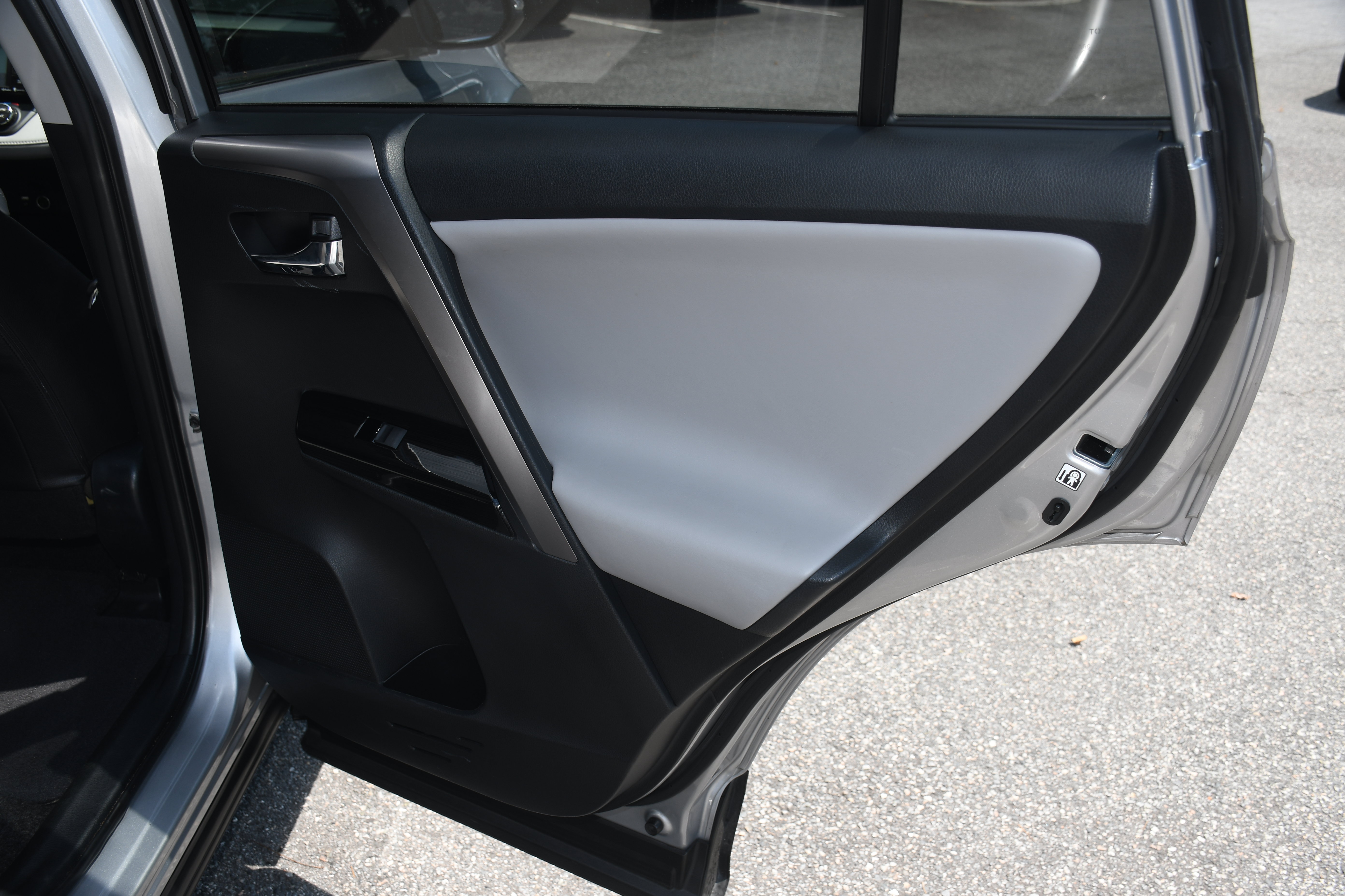 Used 2018 Toyota RAV4 Limited FWD image 20