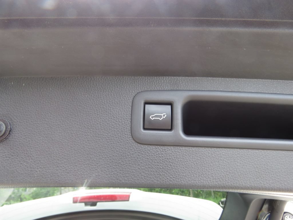 Used 2020 Toyota Highlander XLE AWD/4WD image 19
