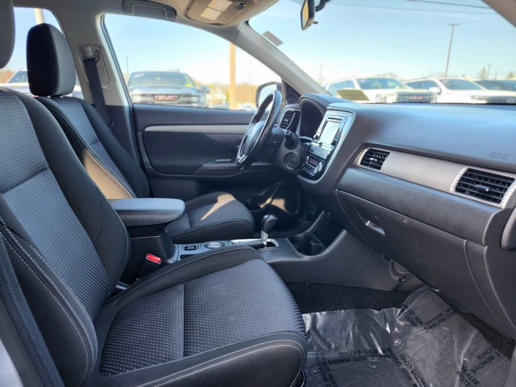 Used 2016 Mitsubishi Outlander AWD image 9