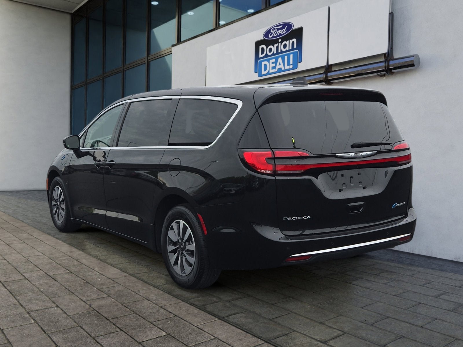 Used 2023 Chrysler Pacifica Touring-L FWD image 5