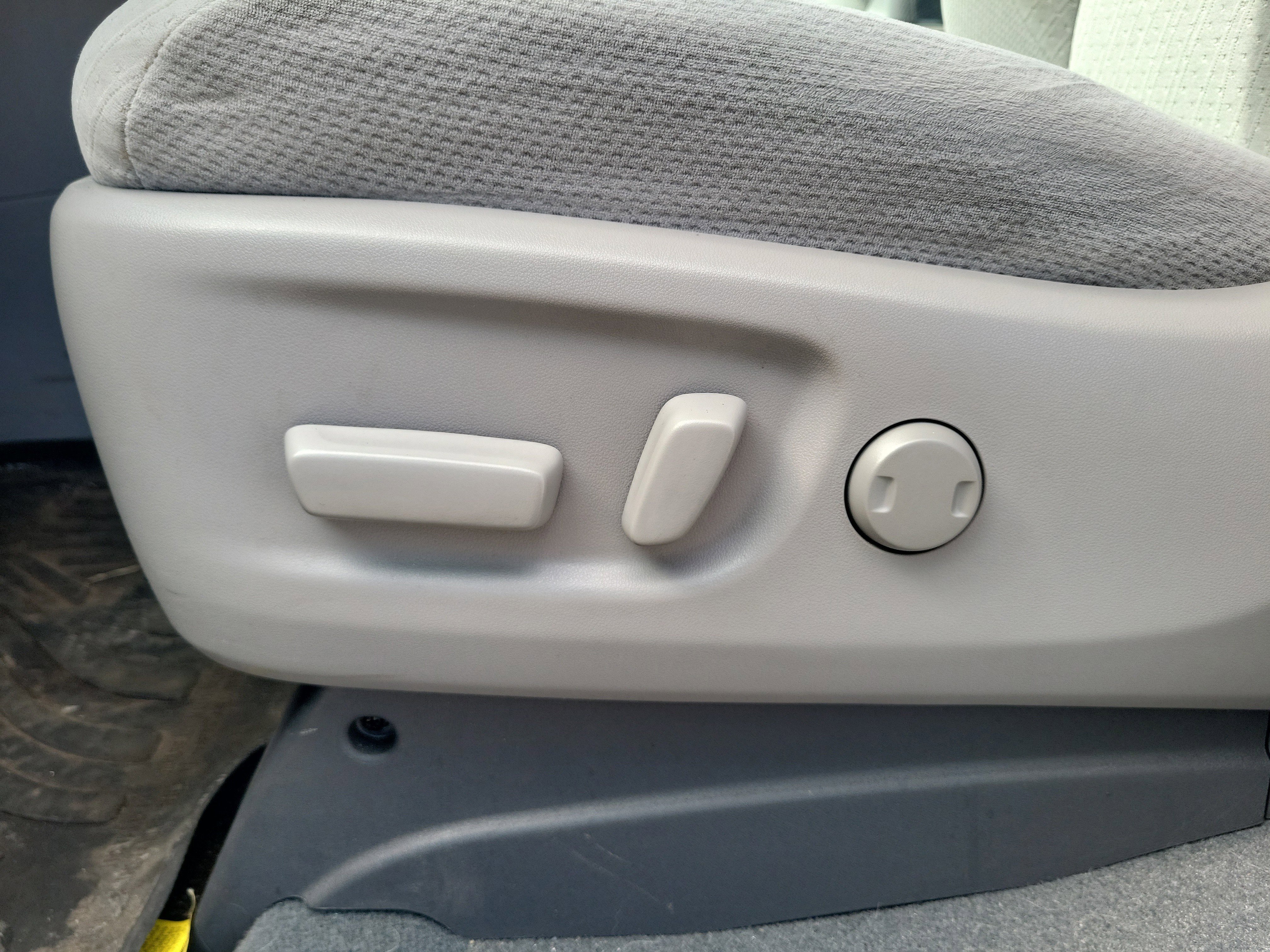 Used 2019 Toyota Sienna LE w/ Carpet Mat Package image 18