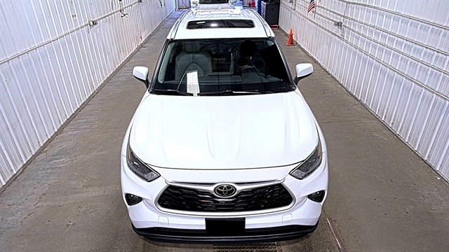 Used 2023 Toyota Highlander XLE image 4