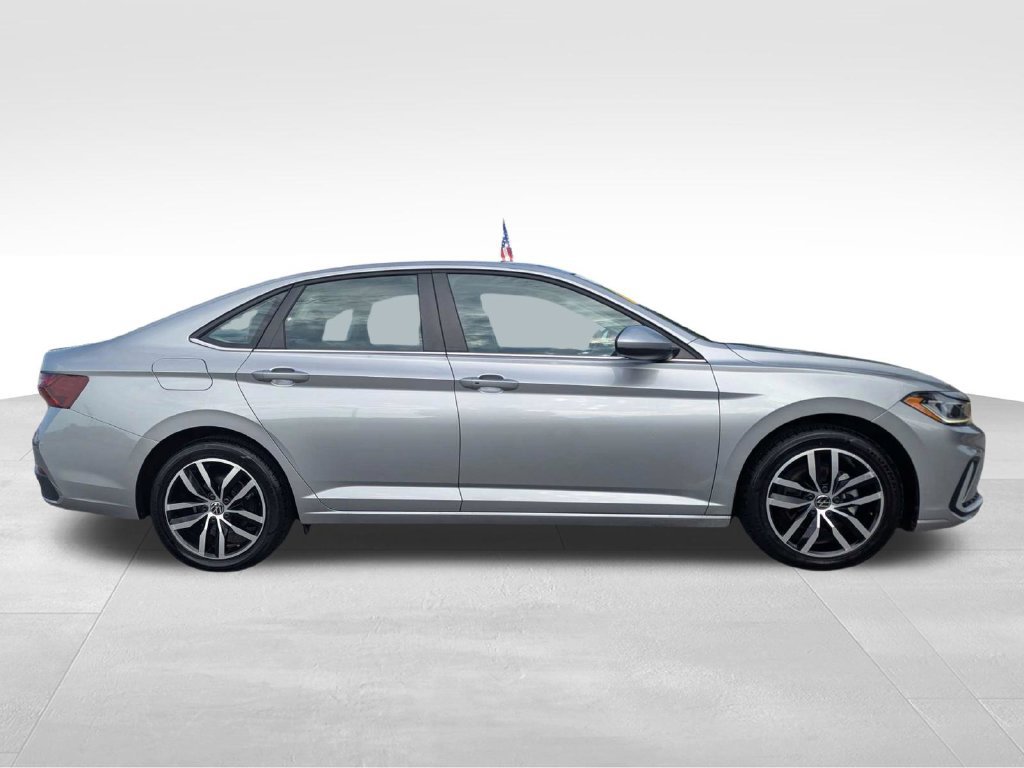 Used 2025 Volkswagen Jetta SE FWD image 3