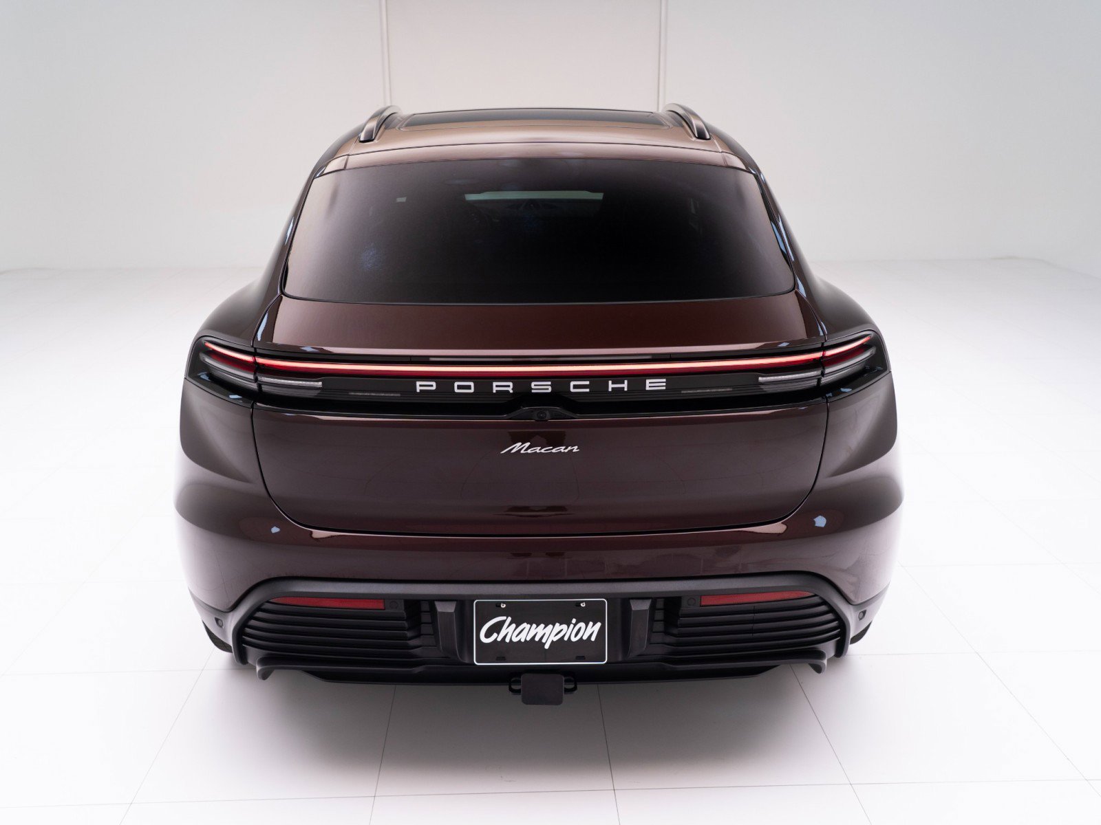 Certified 2025 Porsche Macan Electric image 10