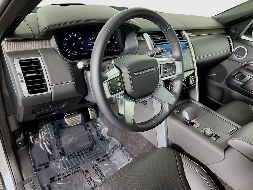 Certified 2025 Land Rover Discovery Metropolitan Edition AWD/4WD image 9
